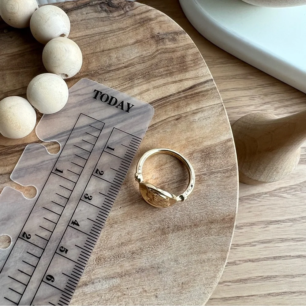 SOLD OUT ❌ ABSTRACT GOLD SIGNET RING - Picture 6 of 6